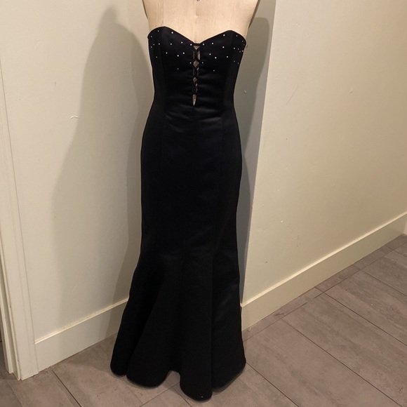 Black Gunnesax Strapless Formal Dress - Picture 3 of 8